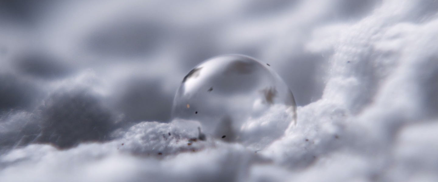 An image showing bubbles coming from the small holes in a WW8800 device's drum and being absorbed into the laundry.